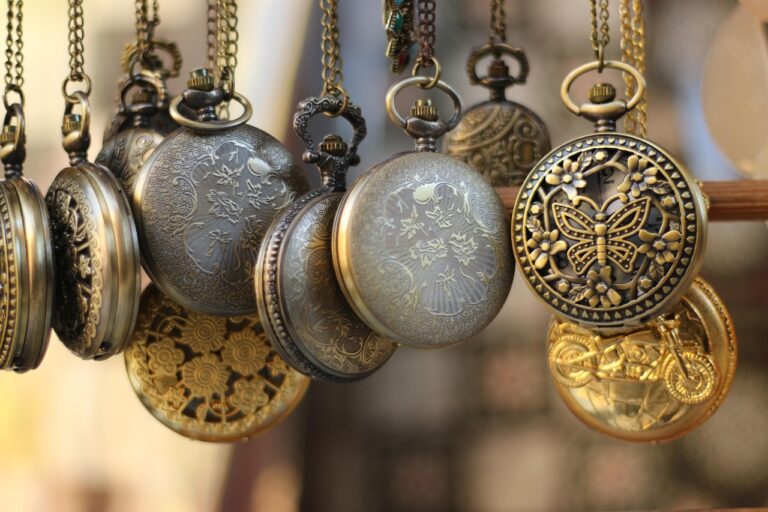 Catenine d'oro usato su un tavolo, simbolo di opportunità di vendita.