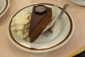 Torta Sacher con marmellata di albicocche calda spennellata sulla superficie.