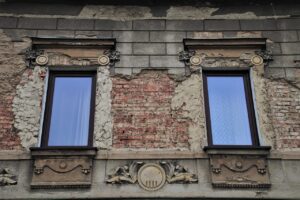 Immagine di infissi moderni installati in un ambiente accessibile, simbolo di barriere architettoniche migliorate.