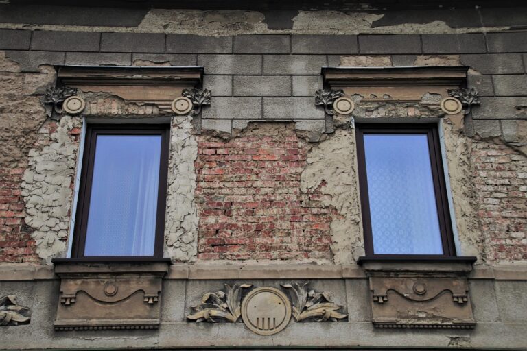 Immagine di infissi moderni installati in un ambiente accessibile, simbolo di barriere architettoniche migliorate.