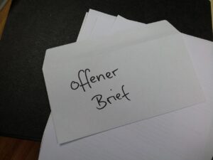 Immagine di un uomo che consulta documenti legali per un ricorso al Giudice di Pace.