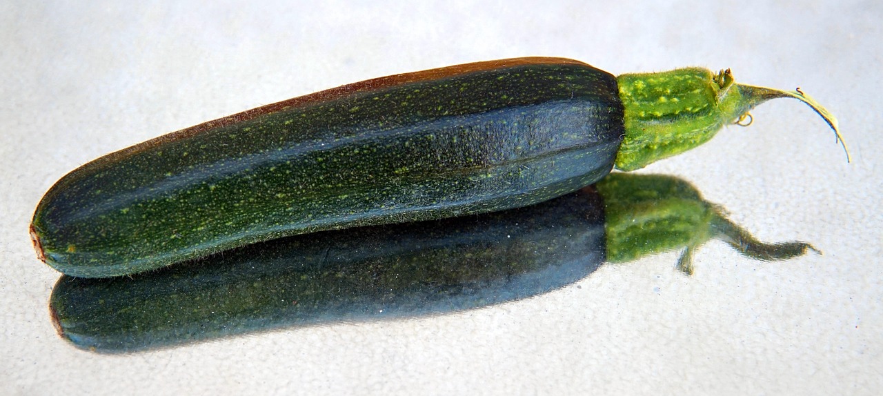 Zucchine in fase di deterioramento, evidenziando il problema dell'impollinazione manuale.
