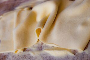 Pasta fresca spolverata con farina di semola per evitare che si attacchi.