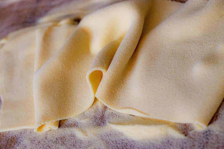 Pasta fresca spolverata con farina di semola per evitare che si attacchi.